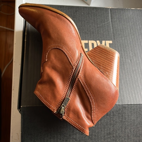 Great condition Frye Reina bootie in cognac size 9.5 - Picture 7 of 9
